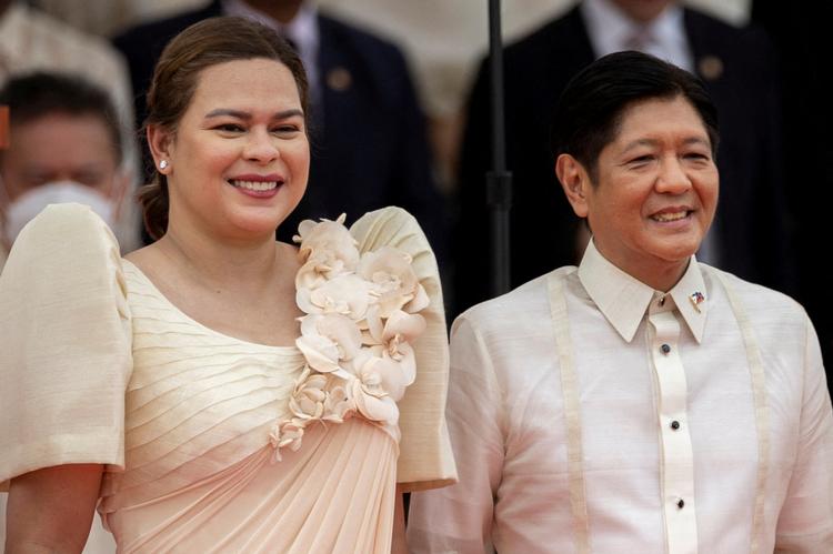Mens alt fortsat var fryd og gammen mellem Sara Duterte og Ferdinand Marcos Jr. (th.). Foto: Eloisa Lopez/Ritzau Scanpix