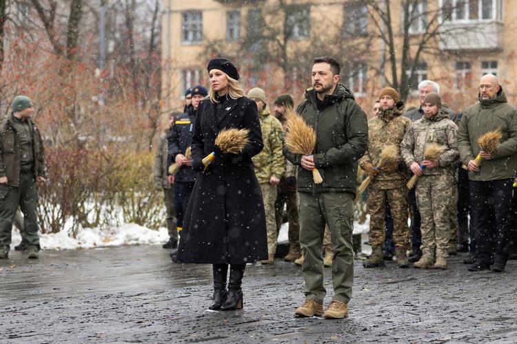 Volodymyr Zelenskiy og hans hsutru, Olena Zelenska, ved en mindeceremoni i Kyiv i dag.  Foto: Ukrainian Presidential Press Ser/Ritzau Scanpix