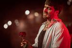 Malte Ebert er gået fra at være fissekarl til at gøre dronning Margrethe blød i knæene. Lørdag aften gav han en koncert i forsamlingshusformat i Royal Arena. Foto: Miriam Dalsgaard