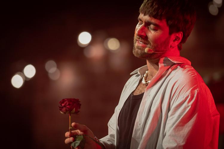 Malte Ebert er gået fra at være fissekarl til at gøre dronning Margrethe blød i knæene. Lørdag aften gav han en koncert i forsamlingshusformat i Royal Arena. Foto: Miriam Dalsgaard