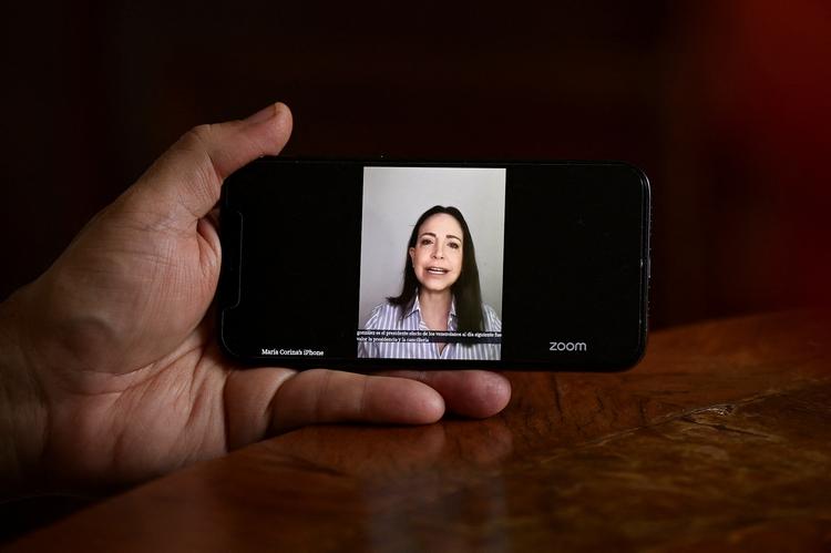 Venezuelas oppositionsleder, Maria Corina Machado, holdt lørdag et virtual møde med aktivister i Caracas. Foto: Gaby Oraa/Ritzau Scanpix