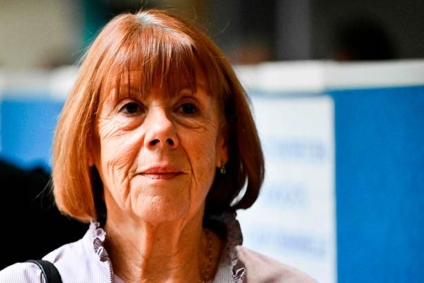 Gisèle Pelicot ankommer her til retten i Avignon. Sagen omhandler hende og hendes tidligere mand,  Dominique Pelicot, der anklages for igennem ti år at have bedøvet sin kone og ladet andre mænd voldtage hende i parrets hjem i byen Mazan i det sydlige Frankrig. Retssagen, der har rystet landet, ventes afsluttet i næste måned. Foto: Christophe Simon/Ritzau Scanpix