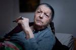 Madeleine Riffaud i sit hjem i Paris i juni i år. Nu er den 100-årige franske digter, krigskorrespondent og modstandskvinde død.  Foto: Joel Saget/Ritzau Scanpix