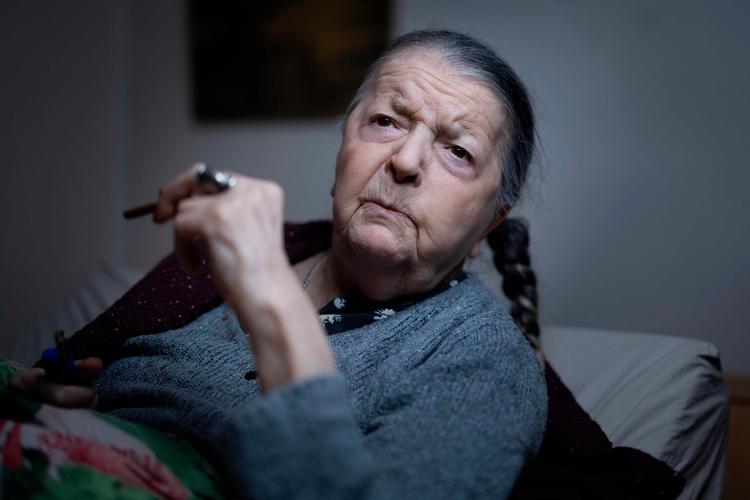 Madeleine Riffaud i sit hjem i Paris i juni i år. Nu er den 100-årige franske digter, krigskorrespondent og modstandskvinde død.  Foto: Joel Saget/Ritzau Scanpix