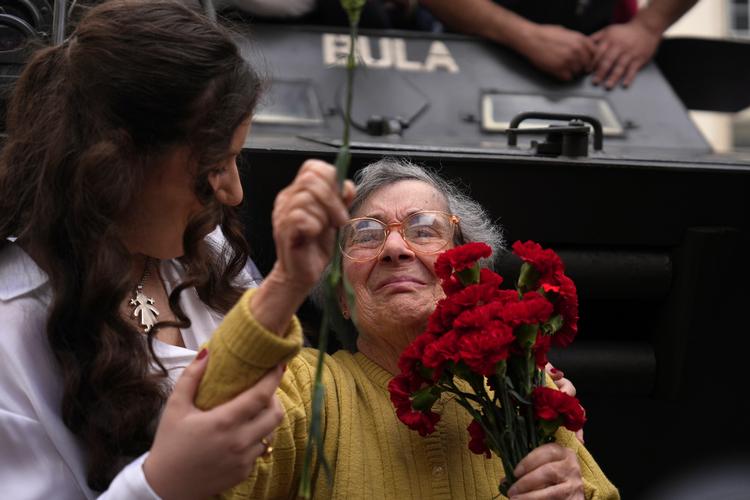  Celeste Caeiro blev hyldet, da hun trods dårligt helbred 25. april i år mødte op til 50-års jubilæet for Nellikerevolutionen med et bundt røde nelliker. Foto: Ana Brigida/Ritzau Scanpix