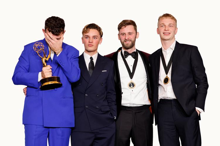 Tv-serien er skrevet og instrueret af den danske filminstruktør Teys Schucany (tv) i fællesskab med manuskriptforfatter Frederik Rye. Ungdomsserien er Schucanys første tv-serie. 