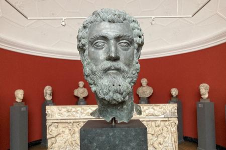 Tyrkiets ambassadør i Danmark, Hakan Tekin, takker Glyptoteket for at levere et bronzehoved, der forestiller den romerske kejser Septimius Severus, tilbage. Foto: Foto: Camille Bas-Wohlert/Ritzau Scanpix