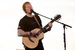 Ed Sheeran, her fotograferet under en koncert i Danmark, ærgrer sig over, at hans stemme indgår i ny version af julehittet 'Do They Know It's Christmas?'. Arkivfoto Finn Frandsen