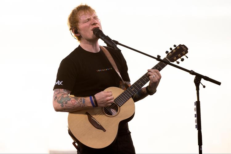 Ed Sheeran, her fotograferet under en koncert i Danmark, ærgrer sig over, at hans stemme indgår i ny version af julehittet 'Do They Know It's Christmas?'. Arkivfoto Finn Frandsen