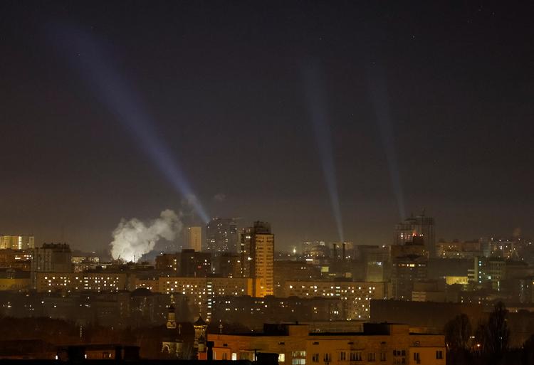 Det ukrainske forsvar spejder efter russiske droner på himlen. (arkivfoto) Foto: Gleb Garanich/Ritzau Scanpix