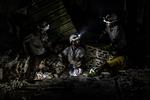Medlemmer af De Hvide Hjelme hjælper henter liget af en kvinde ud fra murbrokkerne efter et russisk luftangreb i Idlib-provinsen i 2023.  Arkivfoto: Anas Alkharboutli