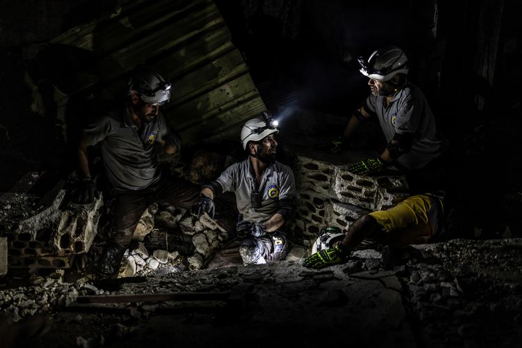 Medlemmer af De Hvide Hjelme hjælper henter liget af en kvinde ud fra murbrokkerne efter et russisk luftangreb i Idlib-provinsen i 2023.  Arkivfoto: Anas Alkharboutli