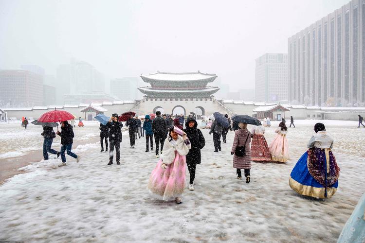 I et snevarsel fra myndighederne opfordres borgere til ’at undlade at betjene køretøjer og tage del i udendørsaktiviteter’ samt passe på træer, der kan vælte. Foto: Anthony Wallace/Ritzau Scanpix