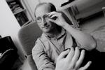 Morten Chemnitz er rektor på Forfatterskolen, men sørger også for at finde tid til selv at skrive digte. Det skal man i det job, mener dagens 40 års fødselar.  Foto: Benjamin Krog