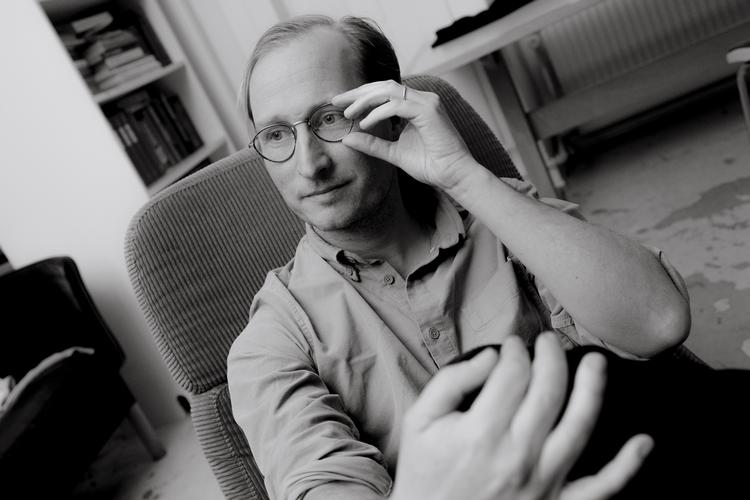 Morten Chemnitz er rektor på Forfatterskolen, men sørger også for at finde tid til selv at skrive digte. Det skal man i det job, mener dagens 40 års fødselar.  Foto: Benjamin Krog