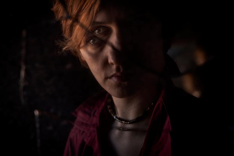 Kunstneren Jenny Rossander, der er kendt for sin musik under navnet Lydmor, har udgivet romanen ’Jeg har tænkt mig at skrige hele vejen’.  Hun skreg også over Marcel Prousts ’På sporet af den tabte tid’. På den gode måde. Foto: Mads Nissen