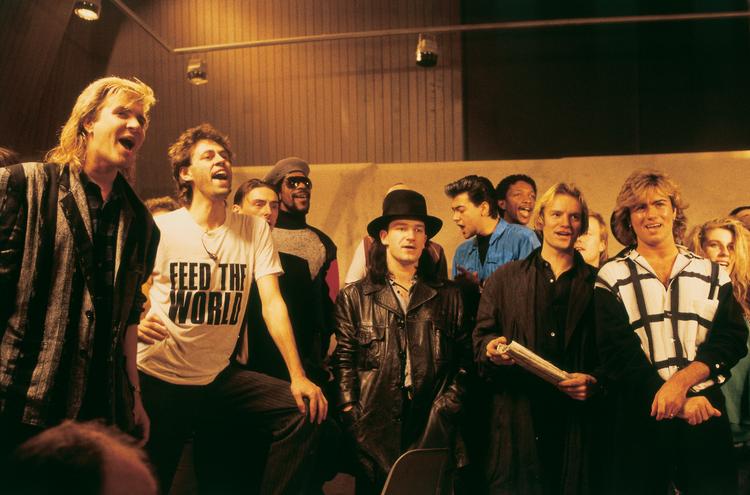I 1984 gik en række af datidens største popikoner sammen for at indspille julesangen "Do They Know It's Christmas" til støtte for den hungersnødskatastrofe, der dengang plagede Etiopien. På billedet ses blandt andre George Michael (længst til højre), Sting (til venstre for George Michael) og Bono fra U2 (med hatten). Foto: Brian Aris/band Aid/Ritzau Scanpix