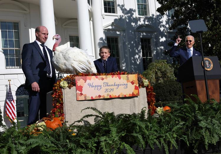 USA’s præsident, Joe Biden, benådede mandag en kalkun, som traditionen byder ved thanksgiving. Seancen blev bevidnet af John Zimmerman, formand for National Turkey Federation, og hans søn Grant.  Foto: Leah Millis/Ritzau Scanpix