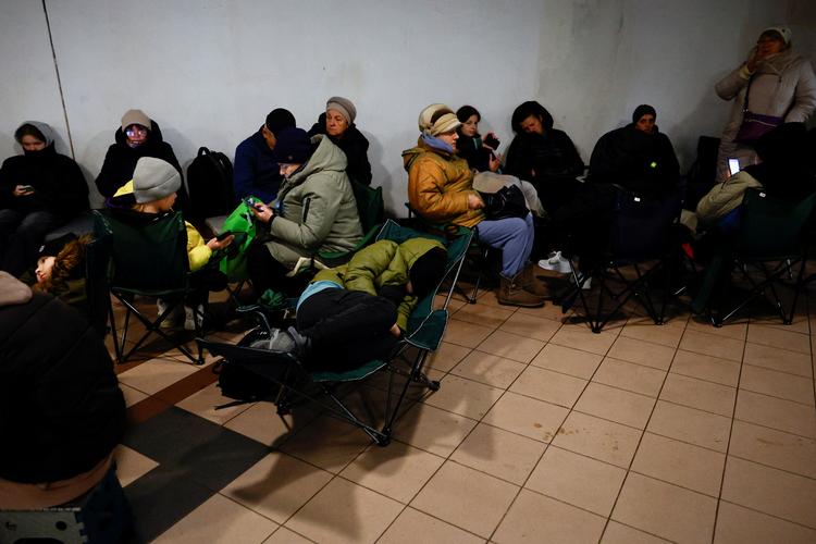 Lokale søger tilflugt på undergrundsstationer i Kyiv efter luftalarmer. Foto: Alina Smutko/Ritzau Scanpix