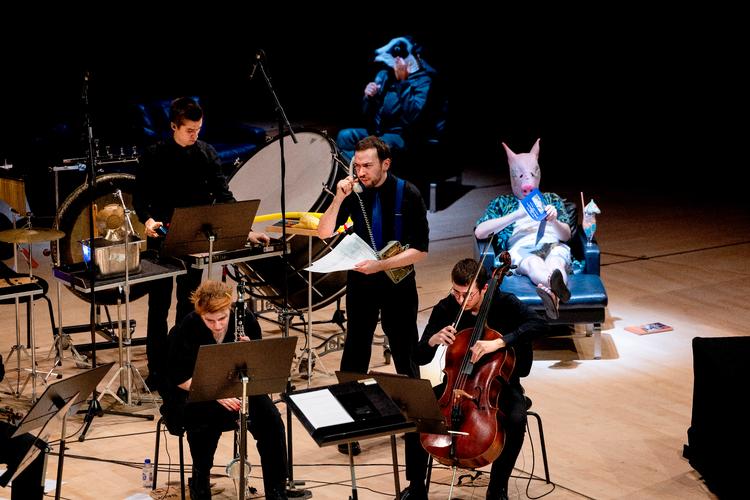 På et tidspunkt var komponisten og performeren Michael Hope på telefonen. Nu skulle kunsten optimeres, som om den var en del af aktiemarkedet. Foto: Finn Frandsen