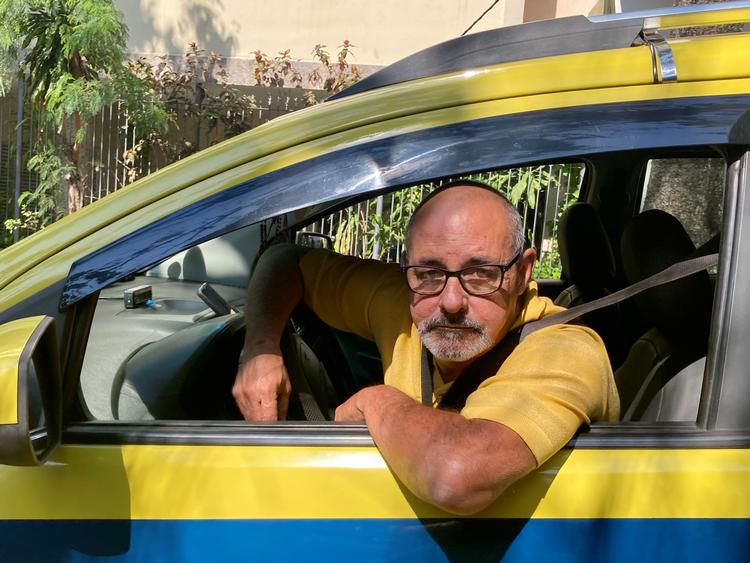 Den brasilianske befolkning er splittet mellem Lula og Bolsonaro på samme måde, som man lige har set ved det amerikanske valg. Den brasilianske taxachauffør Mauro foragter Lula. 