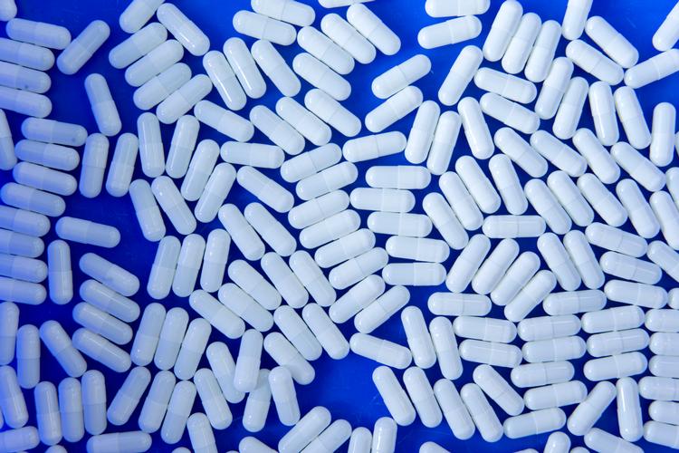 Medicinsk cannabis. Glostrup Apotek doserer lægeordineret cannabis i form af dråber og kapsler. Dronabinol-kapsler (2,5 mg), indeholdende det aktive stof THC, vejes af. Medicinen ordineres primært til smertepatienter. Arkivfoto: Mads Nissen