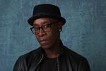   Ved siden af sine jobs som skuespiller er amerikanske Don Cheadle engageret i at gøre opmærksom på især katastrofer i Afrika, men også andre sager. Under sin medvirken i tv-showet Saturday Night Live i 2019 bar han en T-shirt med sloganet ’Protect trans kids’.  Nu fylder han 60. Foto: Chris Pizzello/Ritzau Scanpix