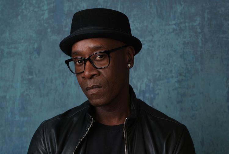  Ved siden af sine jobs som skuespiller er amerikanske Don Cheadle engageret i at gøre opmærksom på især katastrofer i Afrika, men også andre sager. Under sin medvirken i tv-showet Saturday Night Live i 2019 bar han en T-shirt med sloganet ’Protect trans kids’.  Nu fylder han 60. Foto: Chris Pizzello/Ritzau Scanpix