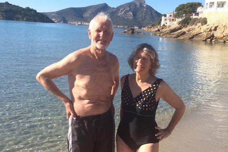 Mine forældre mødte hinanden hinanden, da de faldt ned i samme hul på en skiferie i Norge i 1963. Her ferierer de på Mallorca 55 år senere. 