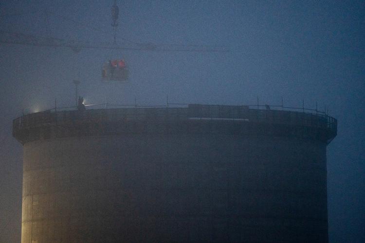 Ti personer arbejdede med taget på siloen, da det formentligt styrtede sammen tirsdag. Foto: Mads Claus Rasmussen/Ritzau Scanpix