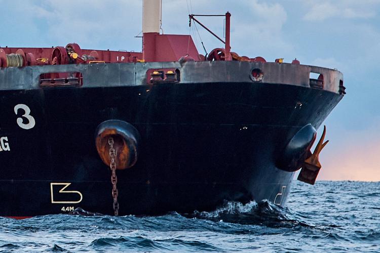 Det kinesiske fragtskib ’Yi Peng 3’, som ligger i Kattegat, er blevet sat i forbindelse med bruddene. Foto: Mikkel Berg Pedersen/Ritzau Scanpix