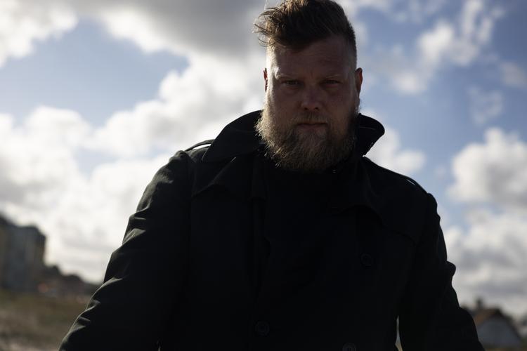 Siden Jonas H. Petersens tidlige barndom har sang og musik haft stor betydning for ham . Hans popprojekt Hymns From Niveneh er inspireret af salmer, og troen er et vandmærke i hans liv, men han har altid haft et publikum langt ud over de troendes rækker.  Foto: Cecilie Rolvung