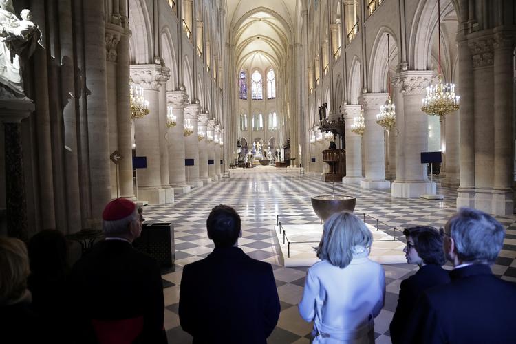 Den franske præsident, Emmanuel Macron, og førstedame Brigitte Macon under et besøg i Notre Dame en uges tid inden den officielle genåbning af kirken. Foto: Christophe Petit Tesson/Ritzau Scanpix