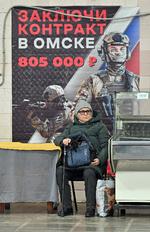 Nogle af Ruslands ypperste sikkerhedseksperter mener, at Putin-styret højst har 1-2 år til at vinde krigen i Ukraine. Tænk på Første Verdenskrig, siger de. Mange steder støder man da også på militære hvervekampagner som her i Omsk.  Foto: Alexey Malgavko/Ritzau Scanpix