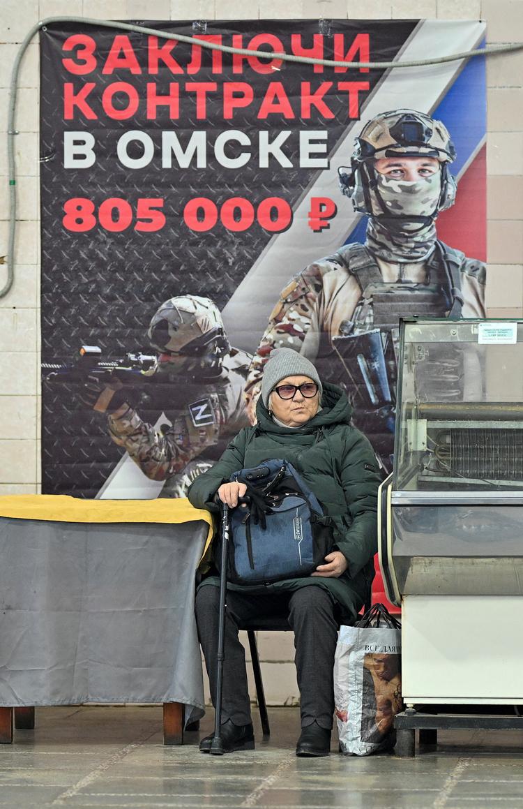 Nogle af Ruslands ypperste sikkerhedseksperter mener, at Putin-styret højst har 1-2 år til at vinde krigen i Ukraine. Tænk på Første Verdenskrig, siger de. Mange steder støder man da også på militære hvervekampagner som her i Omsk.  Foto: Alexey Malgavko/Ritzau Scanpix