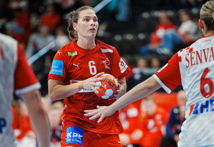    Helena Elver styrede det danske angrebsspil, og hun var selv hyperfarlig. Foto: Liselotte Sabroe/Ritzau Scanpix