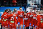 De danske håndboldkvinder fylder meget netop nu, hvor de spiller EM i Schweiz. Men uden for banen i DanskHåndbolds bestyrelse er kvinderne klart i undertal, og selv om målsætningen er en repræsentation på 30 procent, er den aktuelt kun 11 i forbundet DanskHåndbold.  Foto: Liselotte Sabroe/Ritzau Scanpix