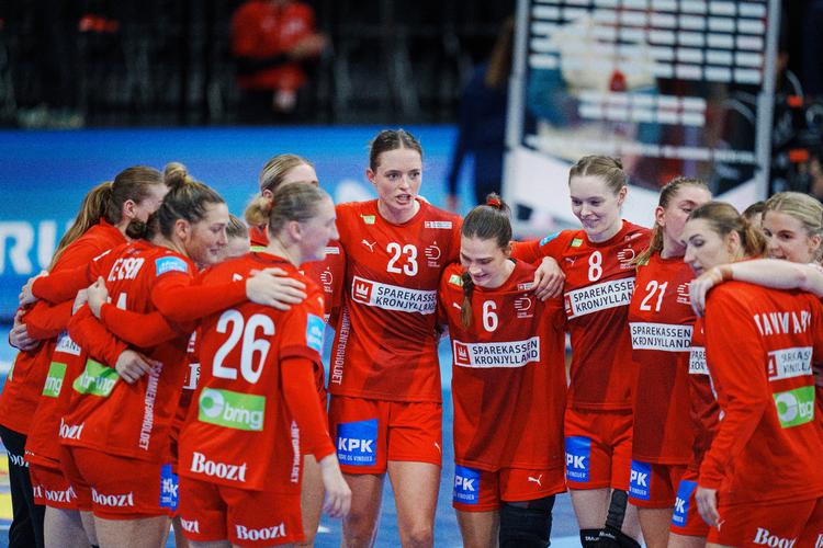 De danske håndboldkvinder fylder meget netop nu, hvor de spiller EM i Schweiz. Men uden for banen i DanskHåndbolds bestyrelse er kvinderne klart i undertal, og selv om målsætningen er en repræsentation på 30 procent, er den aktuelt kun 11 i forbundet DanskHåndbold.  Foto: Liselotte Sabroe/Ritzau Scanpix