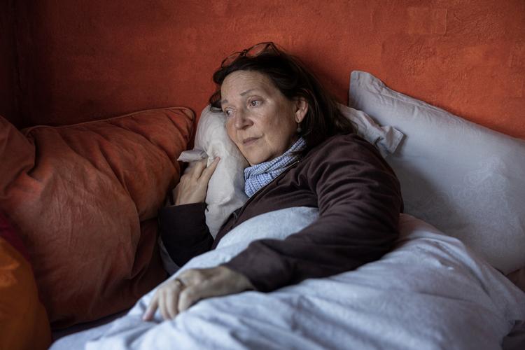 Sengen er både et helle og et fængsel for Korna Nygaard, som hun har svært ved at slippe fri for. Foto: Cecilie Rolvung
