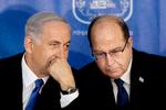 Israels premierminister Benjamon Netanyahu og tidligere forsvasminister Moshe Yaloon, foto fra 2015. Foto: Sebastian Scheiner/Ritzau Scanpix
