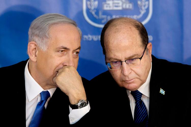Israels premierminister Benjamon Netanyahu og tidligere forsvasminister Moshe Yaloon, foto fra 2015. Foto: Sebastian Scheiner/Ritzau Scanpix