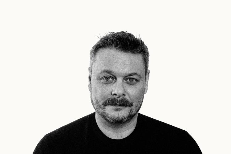 Denne sæson er Lars Topp Thomsen blandt andet aktuel i en hovedrolle i en ny teaterversion af 'Klumpfiskeren'. 