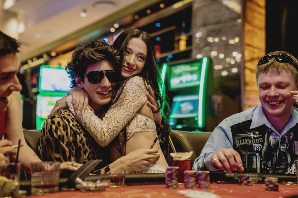 Sexarbejderen og rigmandssønnen. Det skorter ikke på fest og farver, når Ivan (Mark Eydelstheyn) og Ani (Mikey Madison) fyrer den af i Vegas. Foto:  Still fra filmen