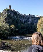 Castellfollit de la Roca er bygget på en 50 meter høj basaltklippe, som er dannet af vulkansk lava. På spidsen vajer det catalanske flag i San Salvador-kirkens tårn. Foto: Karin Møller Olsen