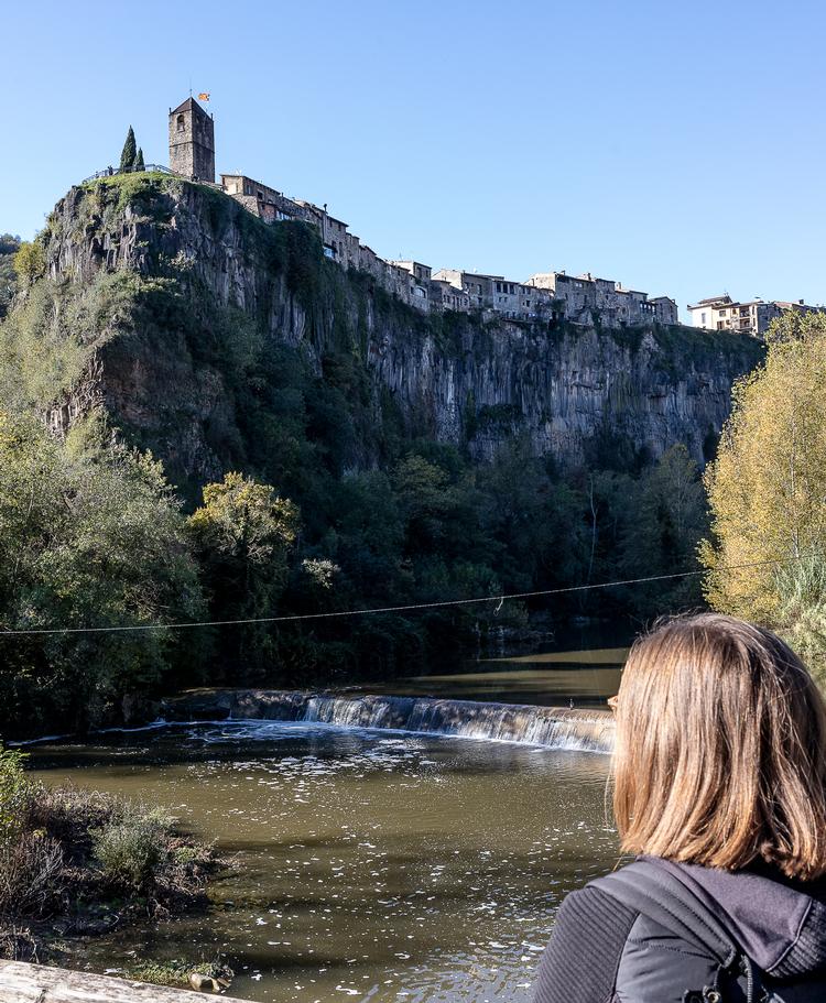 Castellfollit de la Roca er bygget på en 50 meter høj basaltklippe, som er dannet af vulkansk lava. På spidsen vajer det catalanske flag i San Salvador-kirkens tårn. Foto: Karin Møller Olsen