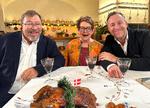 Selvfedmen kender ingen grænser i brødrene Prices julespecial om maden i 'Peters jul'. Foto: A&M Productions
