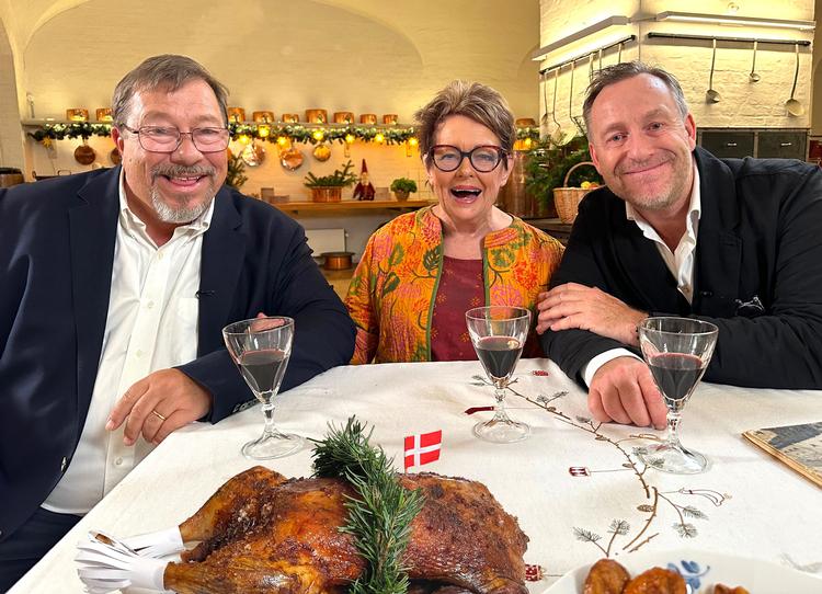 Selvfedmen kender ingen grænser i brødrene Prices julespecial om maden i 'Peters jul'. Foto: A&M Productions