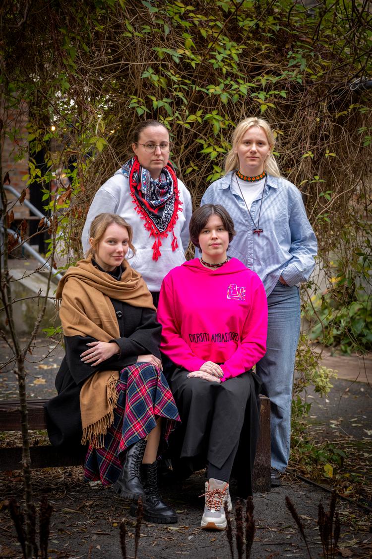 Olena Prokoptjuk, Liliia Ivoniak,  Margaret Prymatjuk og Viktoriia Illesh kæmper som aktivister i Ukraine. De er meget imod en fredsaftale, der giver Rusland en del af Ukraine til gengæld for fred. 

 Foto: Miriam Dalsgaard