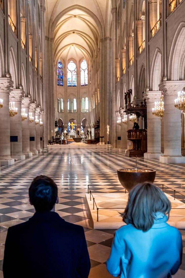 Den franske præsident og hans hustru, Brigitte Macron, besigtigede den istandsatte Notre-Dame i sidste uge, Her brugte Macron store ord om det 'mod' og den 'stolthed', genopførelsen er udtryk for.  Foto: Christophe Petit Tesson/Ritzau Scanpix