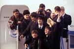 The Beatles blev modtaget af den samlede verdenspresse og skrigende piger i JFK-lufthavnen, kort efter lufthavnens indvielse. Foto: Disney +